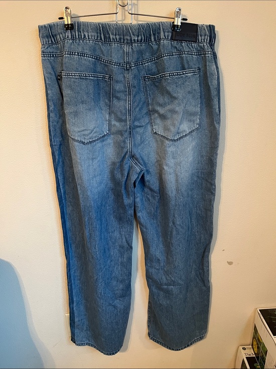 Judy Blue Denim - Judy Blue Medium Light Blue Cropped Denim Jeans 15/32